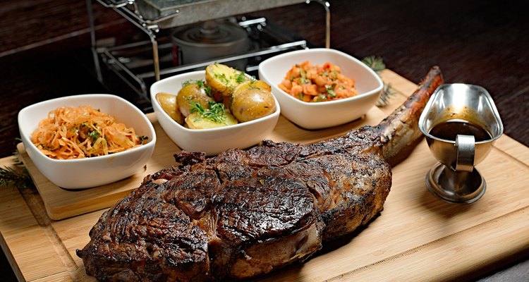 Steak rib-eye garnisheda with vegetables
