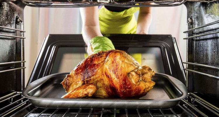 Cooking chicken in the oven at home.