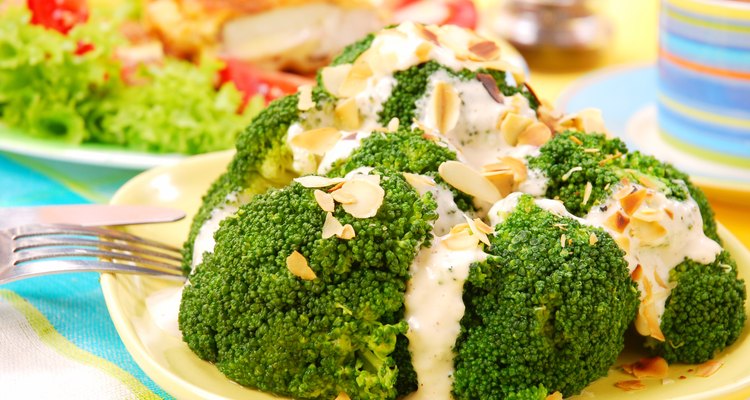 broccoli with garlic sauce and almonds 3